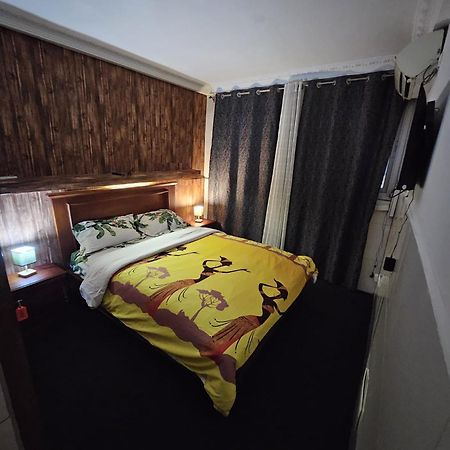 Homestay Appartement 2 Chambres Яунде Екстер'єр фото